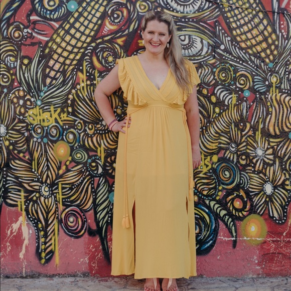 Baltic Born Dresses & Skirts - EUC Baltic Born Jennifer Deep V Maxi Dress in Mustard, L